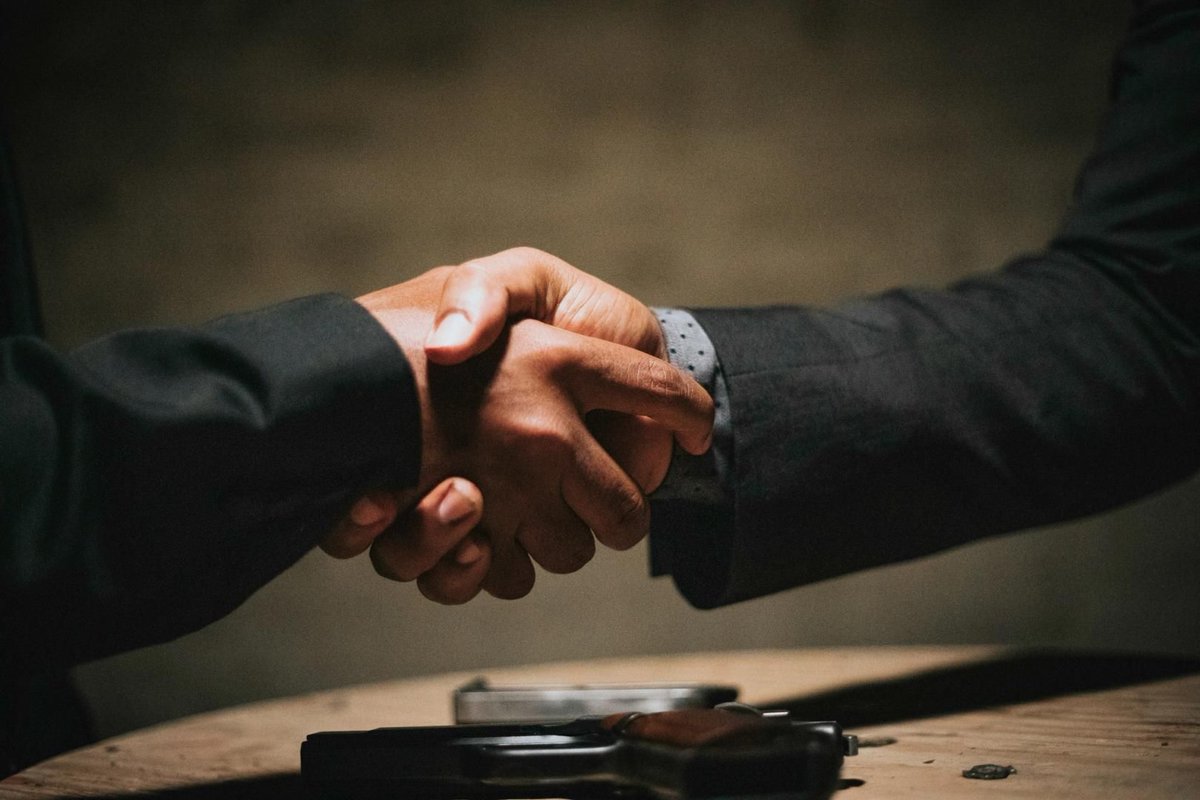 Semler Scientific frappe fort : recrutement d'un directeur stratégie Bitcoin et objectifs stratosphériques.

De 4 449 BTC actuels à 105 000 BTC d'ici fin 2027.

Une entreprise médicale dont la valeur en Bitcoin égale sa capitalisation boursière.

L'action bondit de 14% malgré un