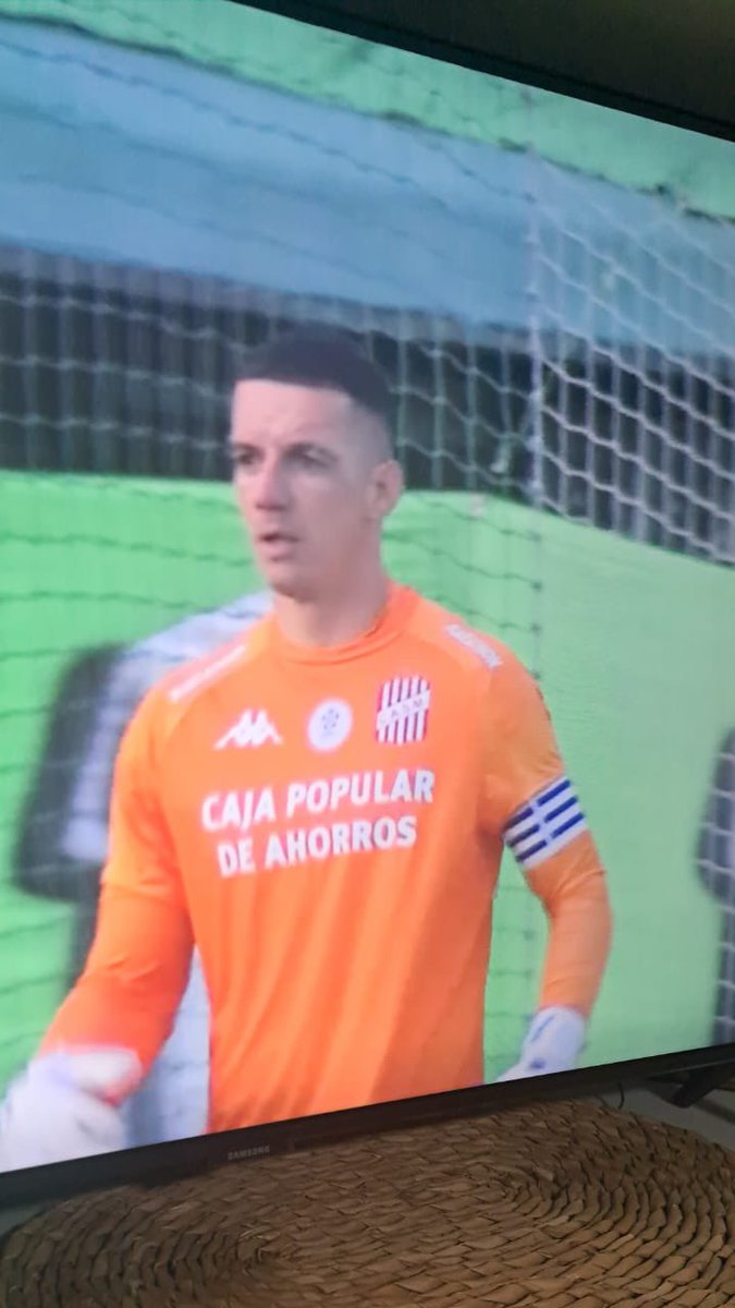 Vero_Tolaba's tweet photo. Hoy el capitán de @CASMOficial salió a jugar contra #Ferro estrenando una cinta muy especial, que le fue entregada hace unos días en el Hospital Avellaneda https://t.co/EZcD1KGOSD