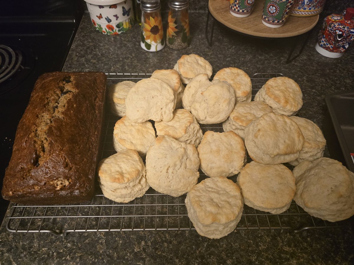 XarinaUpdates's tweet photo. Get to a transman that'll bake for you when you're at work 🏳️‍⚧️💜
(My bread loafs are in the oven and not in the pic qwq)
@XarinaVT 
#trans #transman #stayathome #baking #xarinaliveupdates #bananabread #biscuits #bread https://t.co/6gHqUAqYts