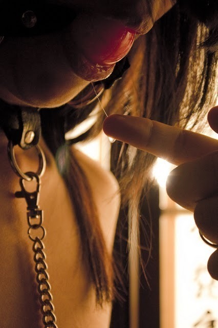 Puede que estés amordazada, pero aún puedes saborear los jugos de mi dedo en tus labios