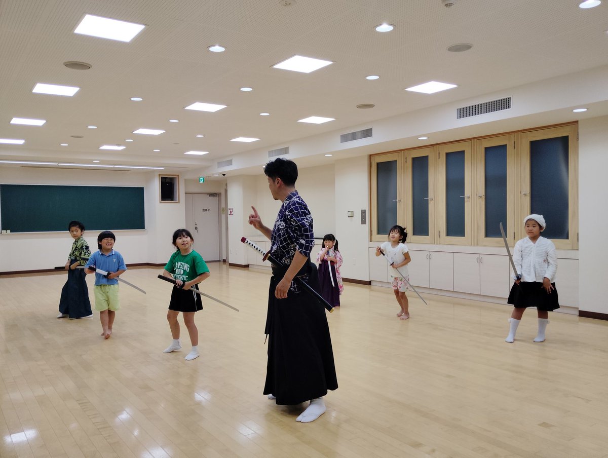 SHIDENRYU_Tokyo's tweet photo. 【7月の見学・体験 募集中】
子どもから大人なまで一緒に学べる
剣舞エクササイズ
剣にふれてみたい方
ぜひ一度遊びにきてください
刀や礼法を通じて、心と体を鍛えます
場所：興本地域学習センター
開催日：毎月第1・第3水曜日
#志伝流 #足���区 #剣舞 #礼儀作法 #サムライ体験 #習い事 #日本文化 https://t.co/Bz3W7LNYZS