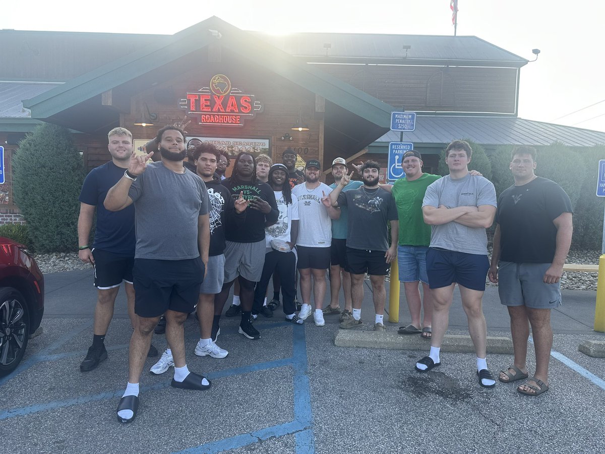 Zion Turner (@_zionturner) on Twitter photo Gotta Keep My Guys Fed🤘🏾
#HOGS🦬 Gotta Keep My Guys Fed🤘🏾
#HOGS🦬
