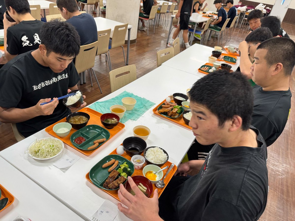 eJudo's tweet photo. 「高校生のメシを考える」新企画を始めます。本日は国士舘高校柔道部の「寮メシ」を探るべく３食お供させていただきます。編集部古田・小林も食べます！
まず6時から朝練見せてみらい、朝ごはん。
百瀬監督がいちばん食べる。丼４杯半！ https://t.co/UnZoE1jvyW
