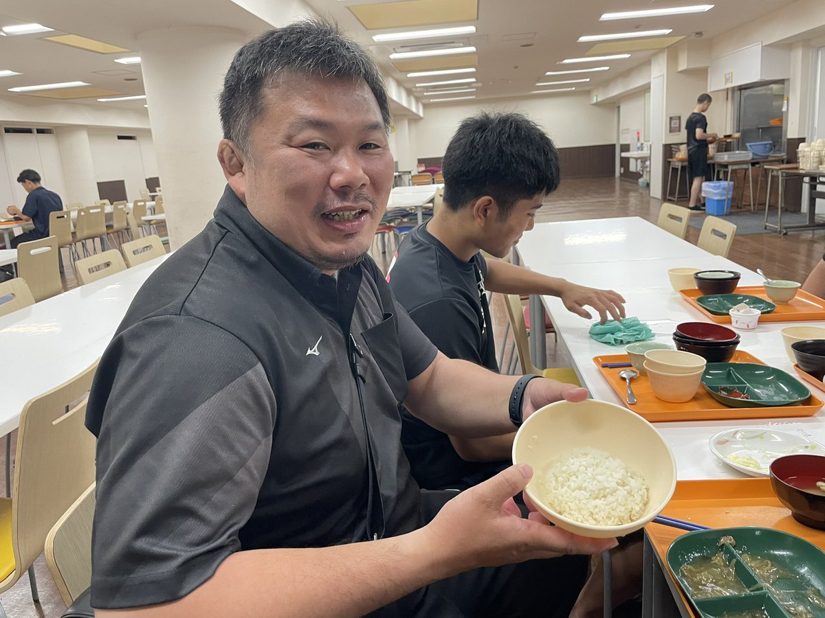 eJudo's tweet photo. 「高校生のメシを考える」新企画を始めます。本日は国士舘高校柔道部の「寮メシ」を探るべく３食お供させていただきます。編集部古田・小林も食べます！
まず6時から朝練見せてみらい、朝ごはん。
百瀬監督がいちばん食べる。丼４杯半！ https://t.co/UnZoE1jvyW