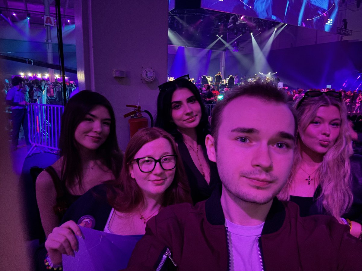 Ethandl4's tweet image. I just wanna say this week has really brought the life back into me and that spark I felt was missing with content and valorant. I loved meeting everyone irl and had such an amazing time here in Toronto! I’ll see you in New York 🤫
After that being said goodbye #MastersToronto
