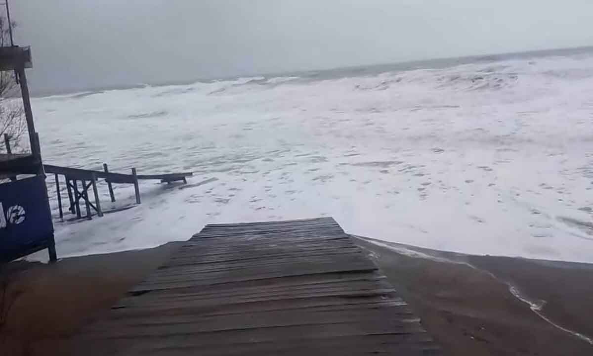 En Monte Hermoso estuvo tan bravo el temporal que el mar se "comió" la playa