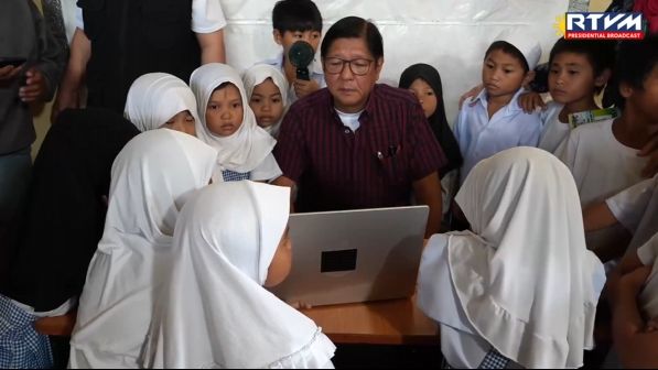 newswatchplusph's tweet photo. LOOK: President Bongbong Marcos oversees the set up of a Starlink unit in temporary learning spaces in Marawi City. He also interacts with students during the visit | @JeloMantaring 

🎥 RTVM https://t.co/OPrTm5InbS