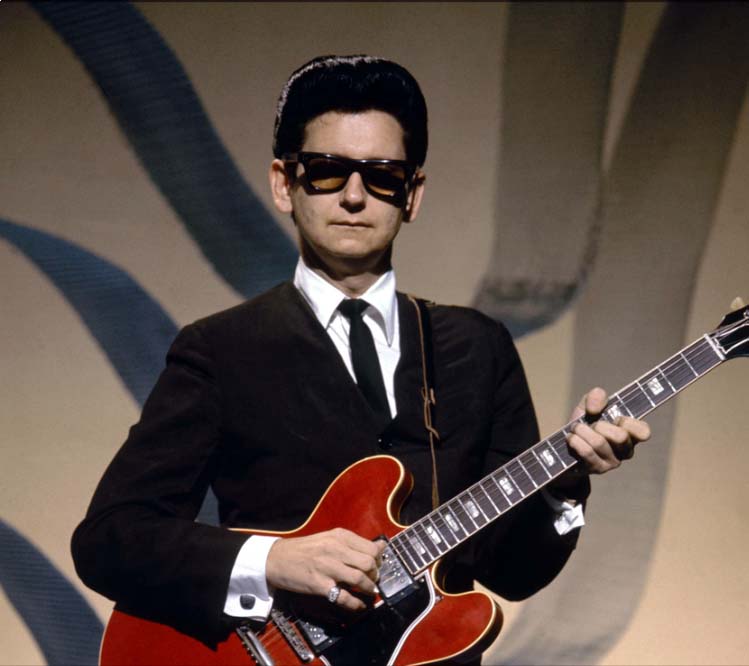 En 1995 los conductores de CQC lucían una vestimenta basada tal vez en la de los protagonistas de Reservoir Dogs, de 1992 📷1y2
Que, a su vez, se parecía mucho a la de los Blues Brothers de 1980, quienes se inspiraron en el Roy Orbison de 1964 📷3y4
¿Habrá algún otro antecedente?