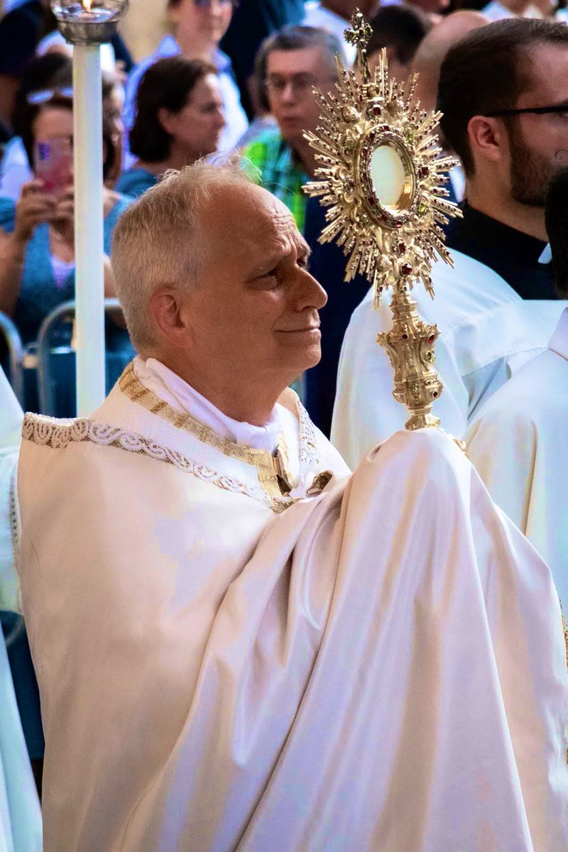 Mira al Cordero, Pastor elegido,
que en tus manos brilla y calla.
Tú no lo alzas: Él te sostiene,
y en tu rostro canta el alma.