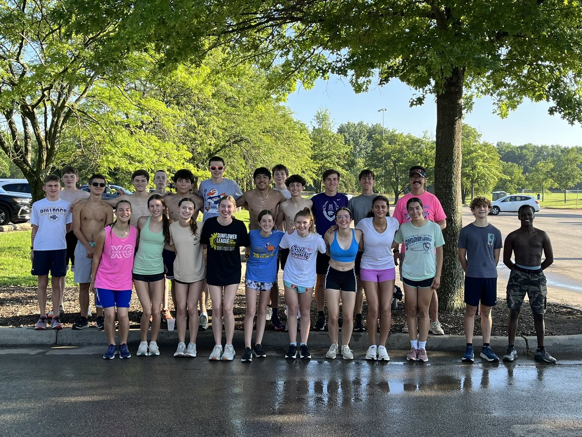 First week of summer runs in the books!! Such a great group of kids!!🧡💙