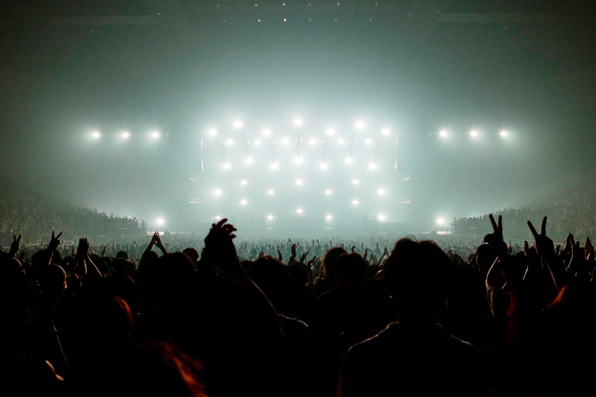 knkhaze's tweet photo. 2024年5月久しぶりにメンバー全員と集まってこの横浜アリーナ公演を決めました
2日間LIVEを観ていて、メンバー各々が過ごしたこの数年間がとても大切な時間だったんだなと感じました。勿論わたしも。書ききれないけど。全てのスタッフと待っていてくれていた皆様に感謝してます
本当にありがとう！ https://t.co/ZI03PLuCel