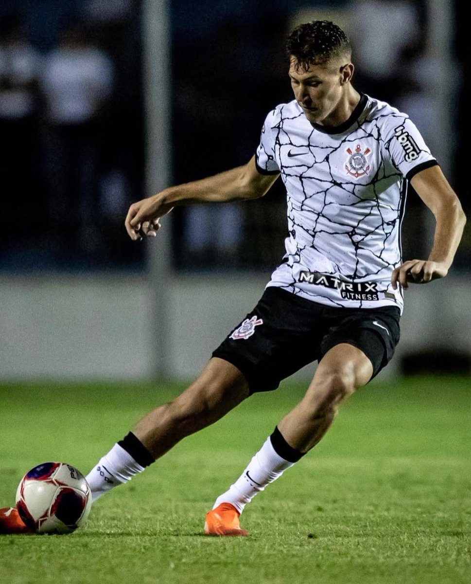 Durante o podcast "Podcastro", o empresário Ângelo Canuto, que gerencia a carreira do zagueiro João Tornich, conhecido como "Alemão", revelou que o jogador está sendo bastante procurado para a próxima janela de transferências. Canuto indicou que, devido ao bom desempenho de João,