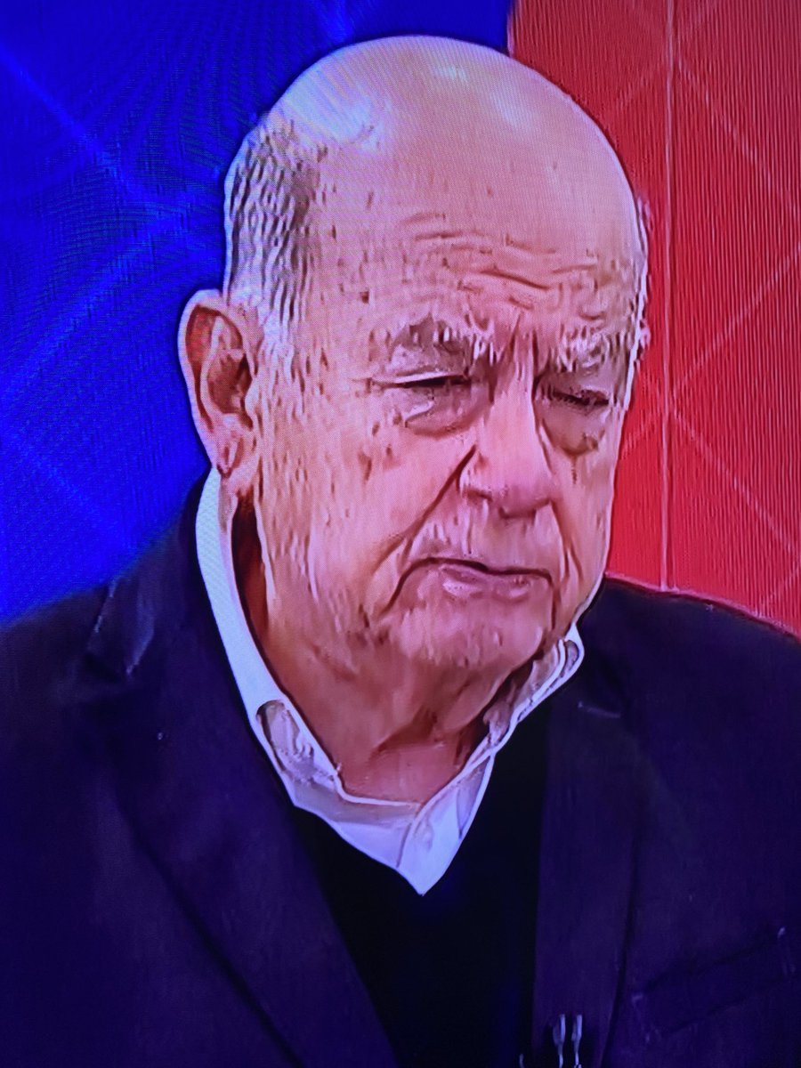 La Constitución fija en 75 años la edad de retiro forzoso de los jueces. No es opcional. Se deben ir. 

Idéntica norma debería regir para todo el Estado incluido el Congreso Nacional. 

Como dice el viejo aforismo: "Donde existe la misma razón debe existir la misma disposición".