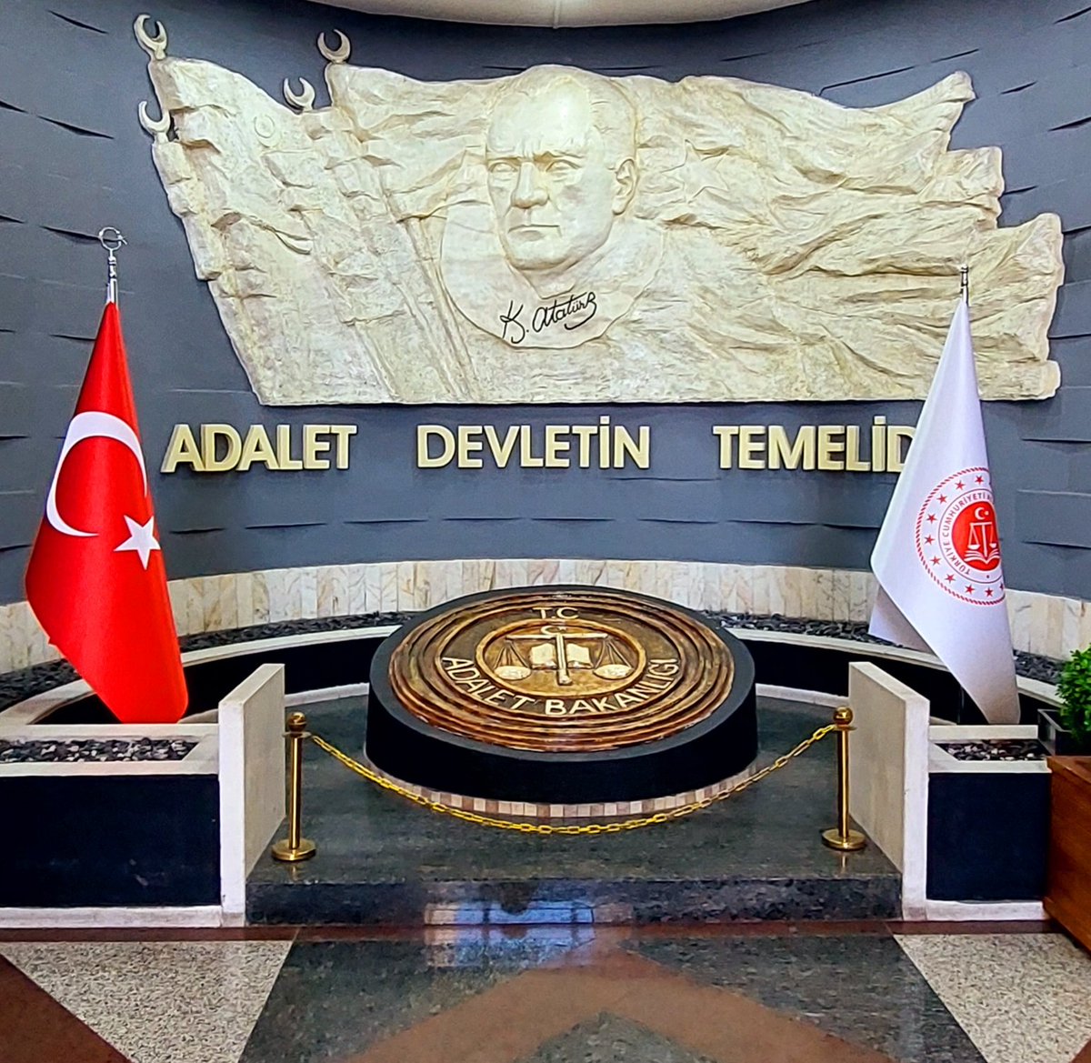 Devletin temeli adalettir.
Devletimizin kurucusu Ulu Önder Gazi Mustafa Kemal ATATÜRK diyor ki; 
ADALET DEVLETİN TEMELİDİR.
Bu söz Adliyelere süs olsun diye yazılmadı.
#adalet #hukuk #Haklar #ATATÜRK #yasa #Anayasa #vicdan #özgürlük #düşünce #yargı #Hakim #Savcı #Avukat  #Mahkeme
