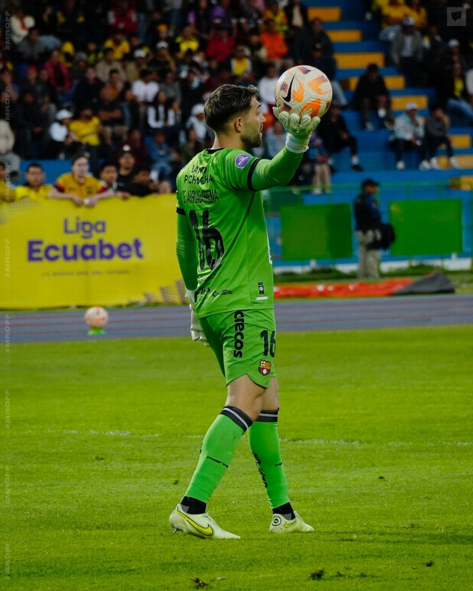 Tremendo De Arruabarrena. Volada magistral para salvar un trallazo de Ángel Gracia. Está cerca Mushuc Runa, Barcelona es una comparsa. 

📸 <a href="/JAlexanderVel/">Alexander Velastegui</a> en MrOFF