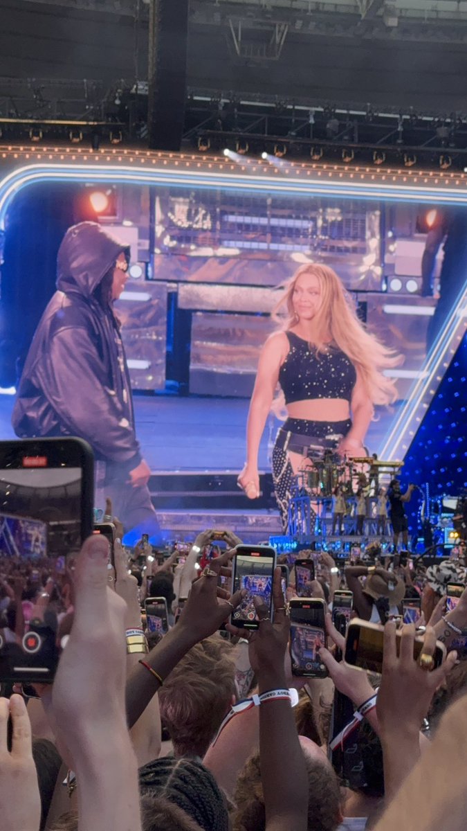 favgenosseli's tweet photo. Who n me?
#Beyoncé #beyonceparis https://t.co/z8ASMMlqdT