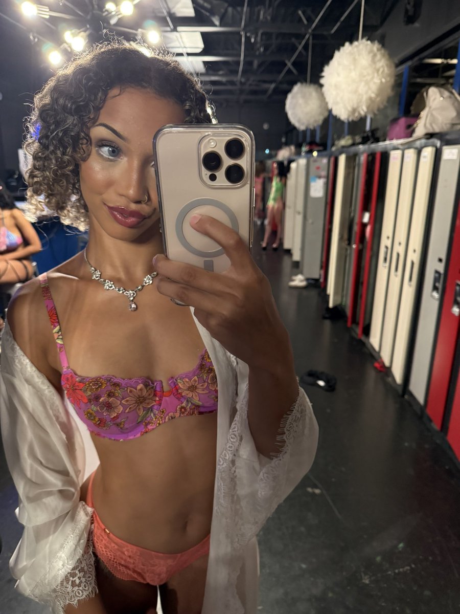 sunshinespole's tweet photo. So sad to say goodbye BUT if you enjoy my presence and need some extra Sunshine🌞 in your life…. Come spend my last night with me @Clubomaha🥰 9pm-4:30am

#AskForSunshine https://t.co/SAPH05HHXg