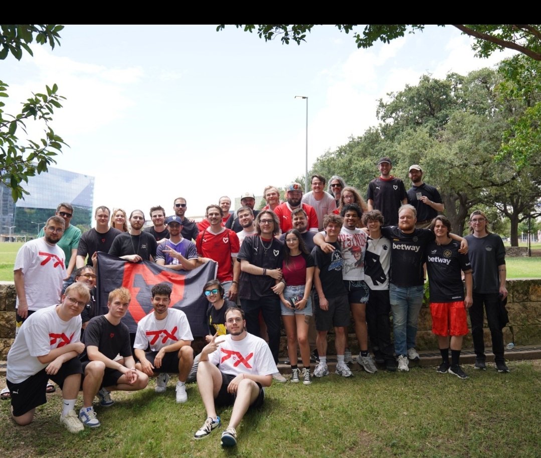 MeisterChauCS's tweet image. As much as it sucked to see Vitality win, I had a really great time with @Slingshothappy at this tournament. Great games, an amazing meetup with @mousesports, and I even got a quick backrub from Sycrone! I love the CS community and can't wait until the next chance we get!