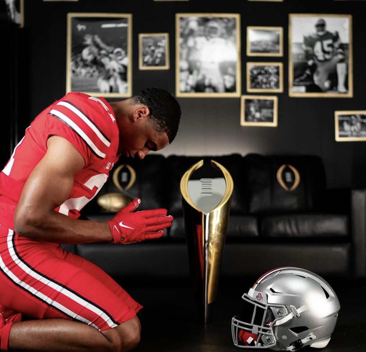 The Scarlet and Gray Podcast (@thesg_podcast) on Twitter photo 2026 four-star corner commit Jordan Thomas (<a href="/jordanthomas_21/">Jordan Thomas ✞²¹</a>) on his official visit to Ohio State 🌰.
📸 @ lord.jigga on Instagram. 2026 four-star corner commit Jordan Thomas (<a href="/jordanthomas_21/">Jordan Thomas ✞²¹</a>) on his official visit to Ohio State 🌰.
📸 @ lord.jigga on Instagram.