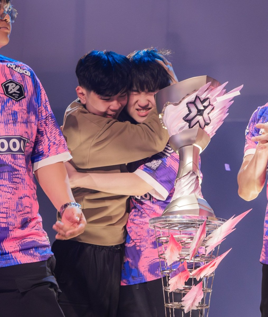 youngjaetwe's tweet photo. JJ AND RON 😭😭😭😭 https://t.co/OO8MYM8i9E