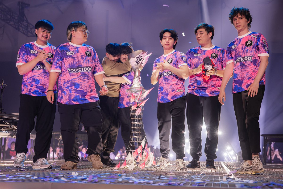 dimxjjp's tweet photo. สองก้อนตรงนี้กอดกันกลมเยย พี่ชายที่จิตใจดีของน้องจิง say meow 🤏🏻 

#PRXWIN https://t.co/2qTwEAkZNQ