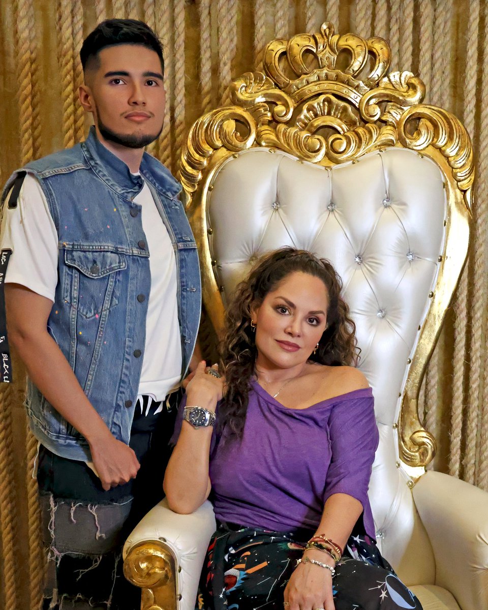 vtomx's tweet photo. Después de tantos años de amistad, al fin se me hizo, de niño no me habría imaginado poder cantar junto a mi artista favorita y a quien siempre veía en la T.V.

La vida siempre te tiene preparadas muchas sorpresas, además "Soy el mismo" es algo muy simbólico. Tenía algo de miedo de cantar esta canción pero gracias por animarme, @TatianaPalacios, creo que no hay artista más adecuado para representar a la mamá en esta canción. Muchas gracias por creer en mi y participar.

Ya pueden ver la entrevista sobre la canción y todo su trasfondo en YouTube! 🙏🏻❤️