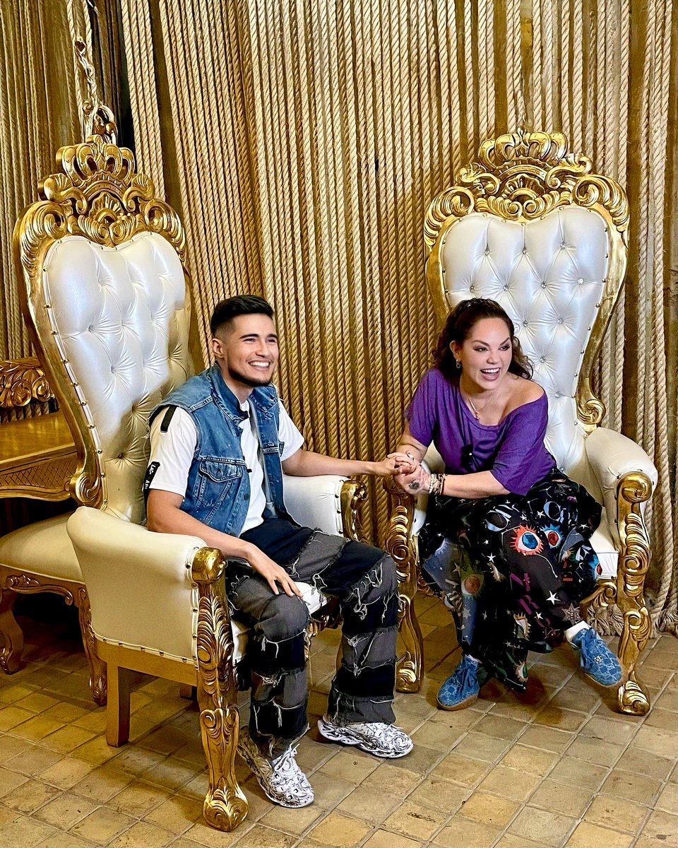 vtomx's tweet photo. Después de tantos años de amistad, al fin se me hizo, de niño no me habría imaginado poder cantar junto a mi artista favorita y a quien siempre veía en la T.V.

La vida siempre te tiene preparadas muchas sorpresas, además "Soy el mismo" es algo muy simbólico. Tenía algo de miedo de cantar esta canción pero gracias por animarme, @TatianaPalacios, creo que no hay artista más adecuado para representar a la mamá en esta canción. Muchas gracias por creer en mi y participar.

Ya pueden ver la entrevista sobre la canción y todo su trasfondo en YouTube! 🙏🏻❤️