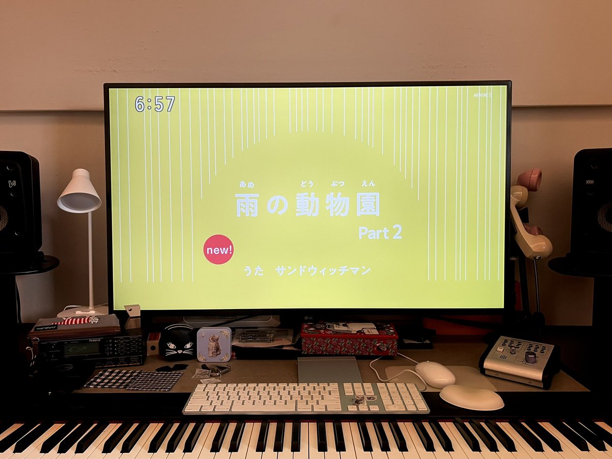 Eテレ0655 / 2355にサンドウィッチマンのおふたりが歌う『雨の動物園 part2』がZZZZooと登場です。今回も愉快で愛らしいたくさんの動物たち。ぜひ番組で見てみてください。写真は伊達さん近藤による即興ショートコント「レコーディングディレクター」