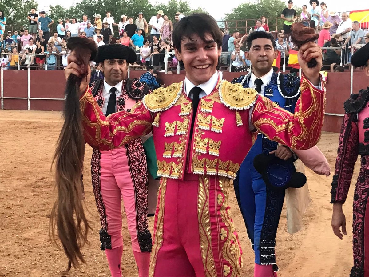 El novillero mexicano Javi Spínola hijo del Matador <a href="/FerminSpinola/">Fermin Spinola</a> debutó hoy sin caballos en España 🇪🇸 (Ciudad Real) cortando un rabo