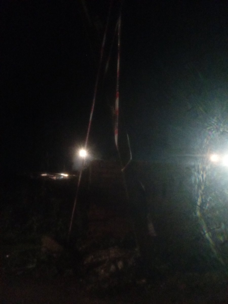 AguileDaniel's tweet photo. @munivaldivia, una consulta, en el sector El Arenal,  a la altura del poste 7, hay un  poste chocado y quebrado en su base hace más de 3 días y en peligro de caer ¿Quien es responsable de su reposición?? Ya que hoy vino personal de @saesa y nos indicaron que no les pertenece https://t.co/JjvozjxuRP