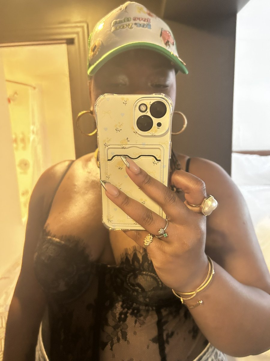 ErickaSkye22's tweet photo. It’s my birthdayyyyyyyyyy someone send me a million dollars !! https://t.co/b8nBDIBCXs