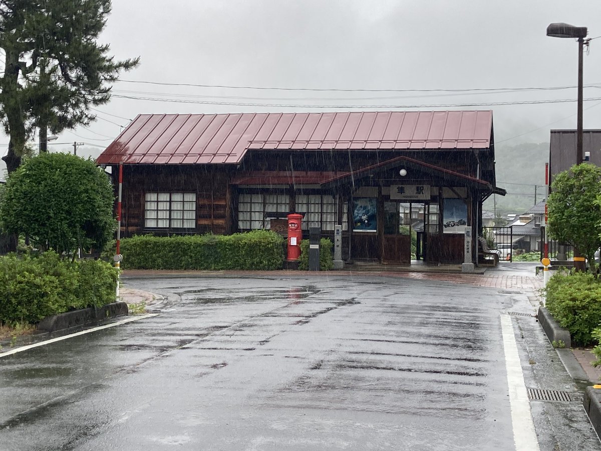 6/23(月)
おはようございます。

こちらは雨の隼駅☔️

徳丸まで750動かすのはやめて近場での朝のご挨拶🙋‍♀️久々に梅雨らしい天気ですね、午後には上がるらしいけど本当にかしら🫢

足下お気をつけて週初めも行ってらっしゃい！