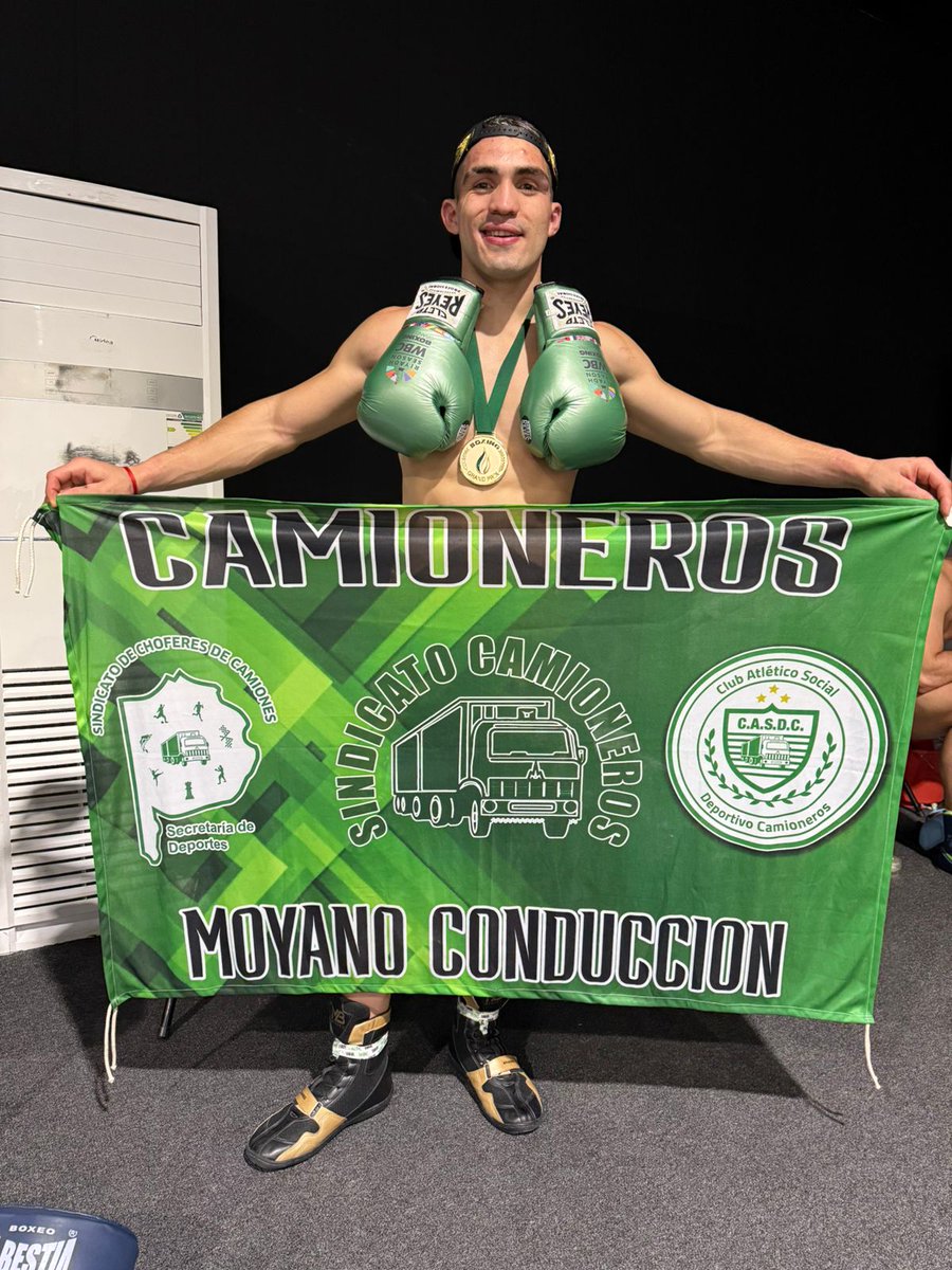 casdcamioneros's tweet photo. 🥊 #Boxeo #Camionero 
KEVIN RAMIREZ: Envió su agradecimiento al Presidente PABLO MOYANO "Gracias por tu saludo Pablo, pudimos traernos la victoria y vamos por más", señaló el representante y trabajador Camionero de regreso de Arabia Saudita.
💚 #SentimientoVerde https://t.co/F7tLfQY4Bn