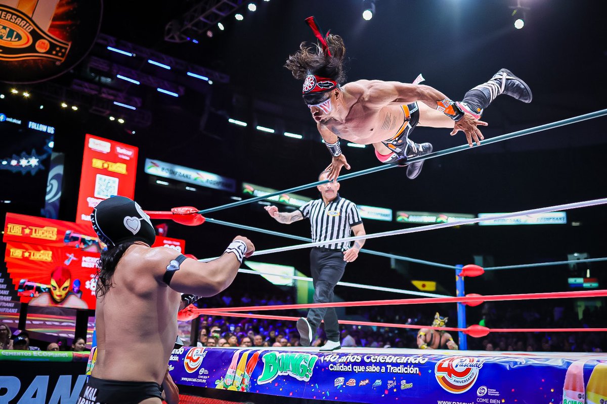 CMLL_OFICIAL's tweet photo. ¡Las rudezas se imponen en el segundo encuentro! Los AtrapaSueños (Rey Cometa y Espíritu Negro) caen junto a Fuego luego de medirse a Pólvora, Infarto y El Coyote.  

#DomingoFamiliarCMLL
#3aCaída https://t.co/oSWU2AB4k3
