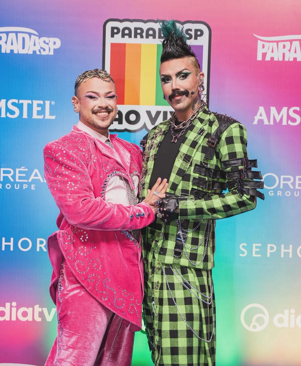 Lindos 😍 <a href="/DivaDepressao/">Diva Depressão</a> look da #ParadaSPnaDiaTV