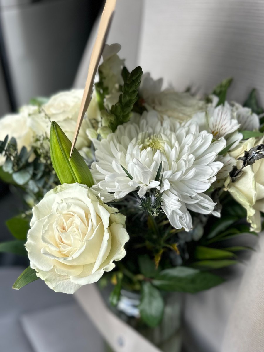 nicoleivey's tweet photo. ✅ Random Act of Kindness ♥️ Dropping off a little something at a friend’s front door to let her know I’m thinking of her. 💐 #exleytweets #ExleySummer25 https://t.co/vElkAwfMYf