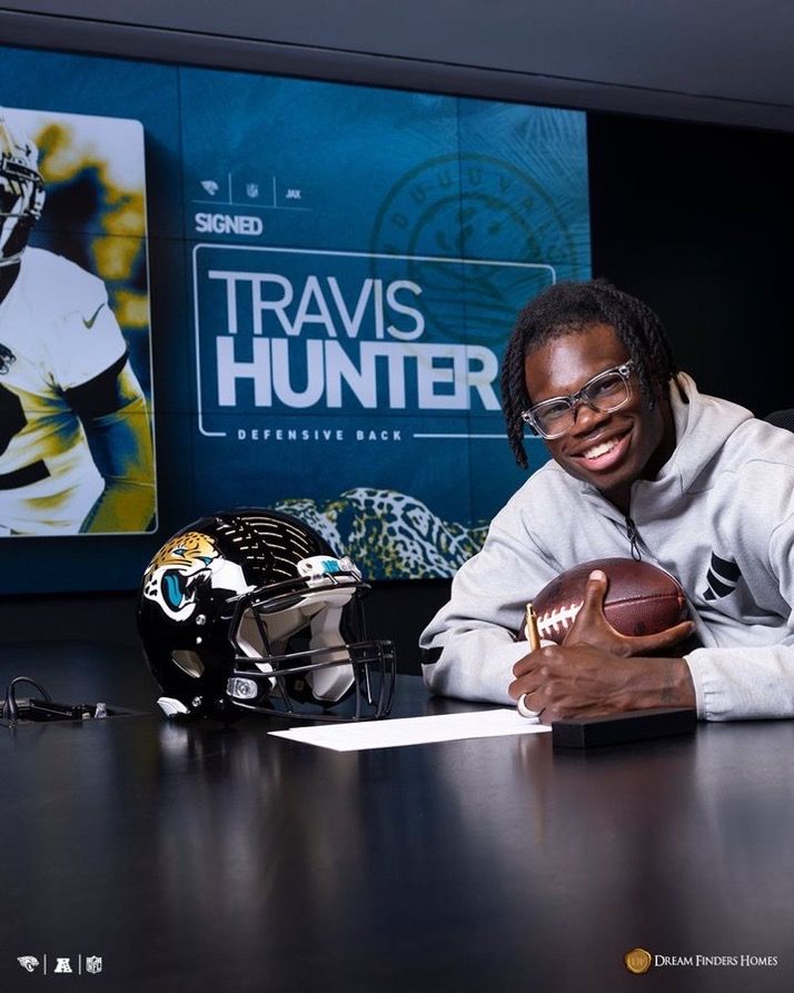 jon_snow_pt's tweet image. 🚨 TRAVIS HUNTER MAKES NFL HISTORY WITH RECORD-BREAKING SIGNING BONUS

He officially signs a deal worth $30.57M, all paid upfront — a first for a non-QB not drafted first overall. 

A massive moment for player contracts going forward.

#TravisHunter #NFL #SigningBonus