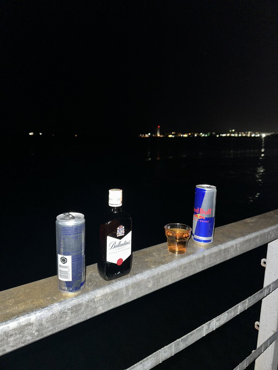 Esmer bi akşam vakti 
Senle yeniden doğdum 
Benden çaldıkları,  “Unut “ dedikleri
Kaybettiğim kaderi buldum…