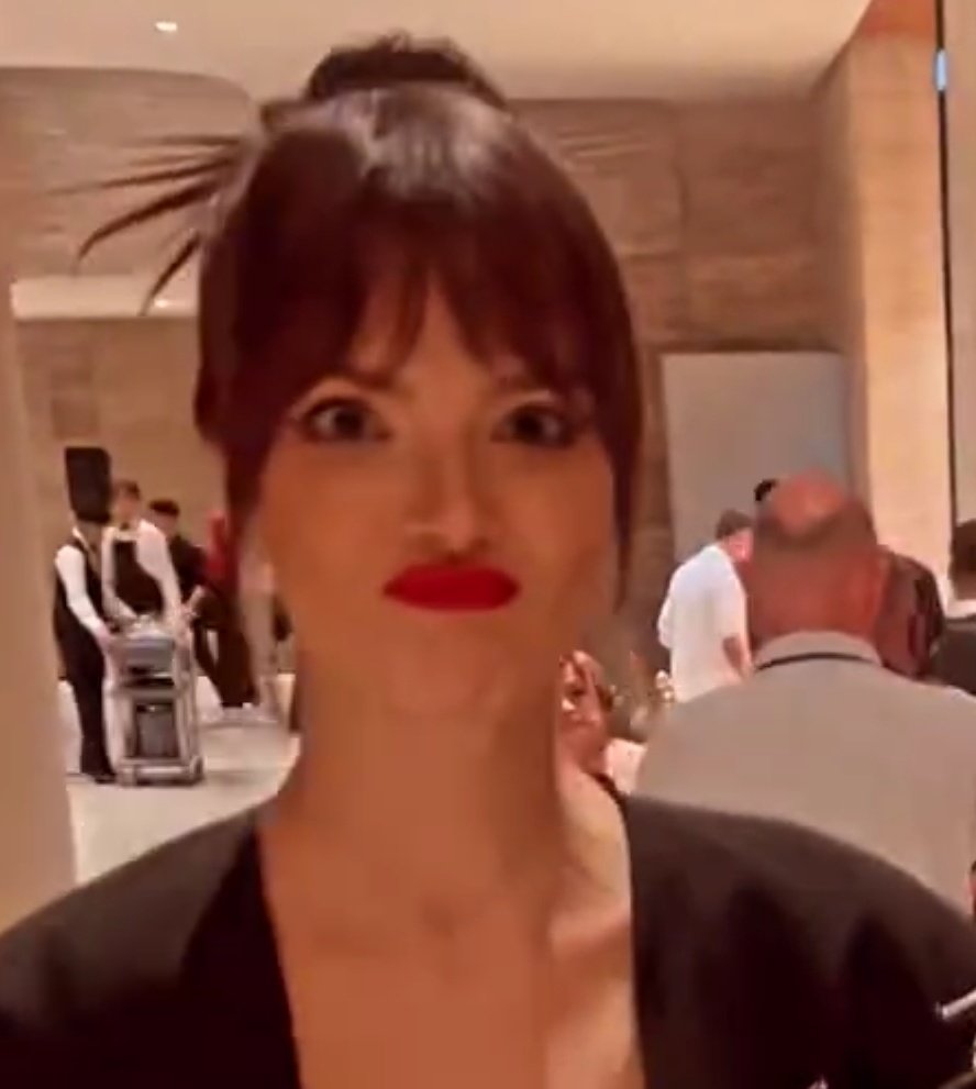 Ya la termine y si está buena jajaja aunque si tiene un pero 😅🤣 es el final fue mucha música 🤭 
*Si me pone mal que algunas dizis resuelven todo en los últimos minutos o dan más acción al último momento*
#Dolunay