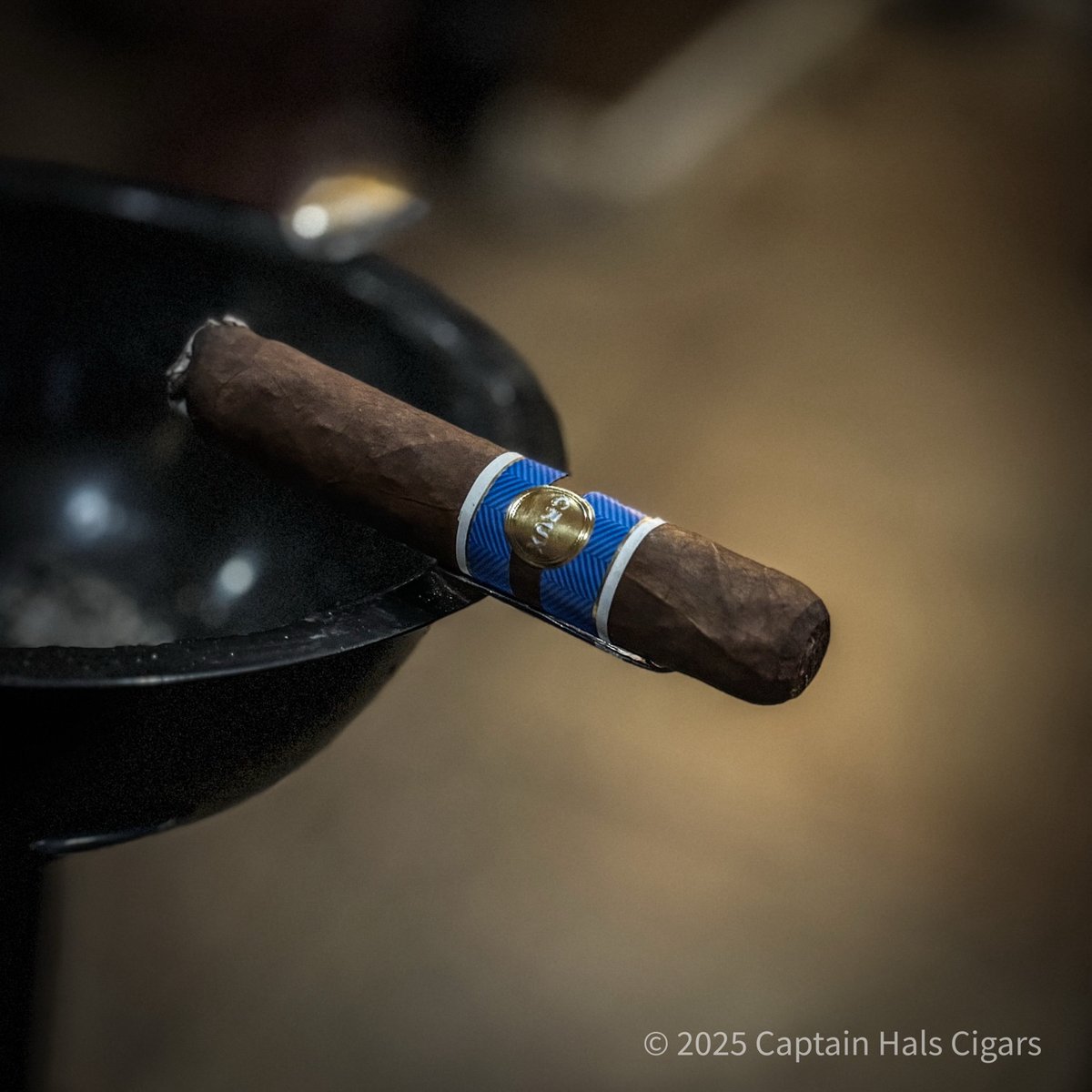 CaptainHal47's tweet photo. I tried the Crux Bull &amp; Bear for the first time the other day.  It offers a medium-full, and spicy smoke with notes of chocolate, coffee, and pepper. A good pick for experienced smokers.
#cigars
#cigarreview
#cigarlounge
#cigarlife
#nowsmoking
#cicgaraficionado
#CigarLover https://t.co/xkrYr2c17u