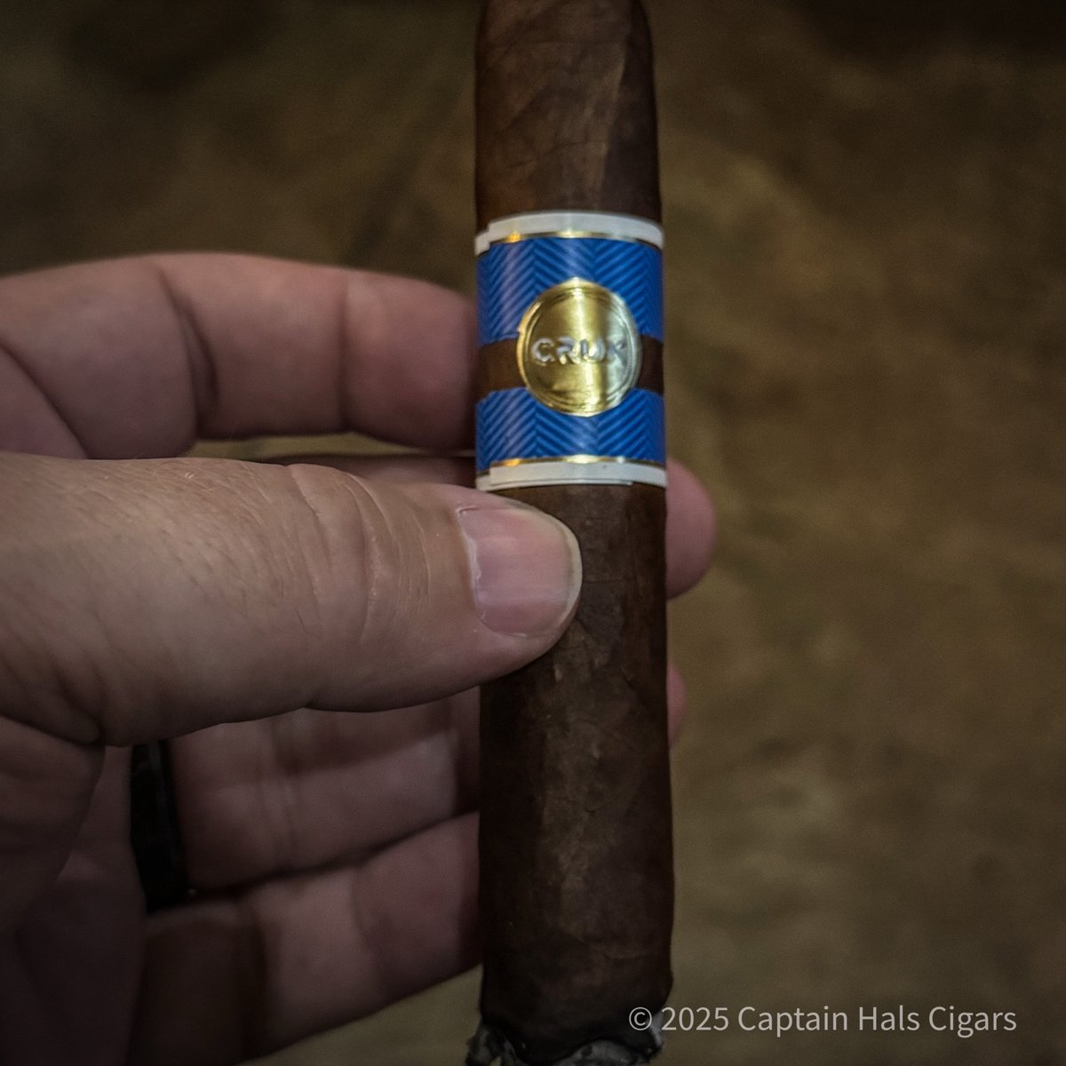 CaptainHal47's tweet photo. I tried the Crux Bull &amp; Bear for the first time the other day.  It offers a medium-full, and spicy smoke with notes of chocolate, coffee, and pepper. A good pick for experienced smokers.
#cigars
#cigarreview
#cigarlounge
#cigarlife
#nowsmoking
#cicgaraficionado
#CigarLover https://t.co/xkrYr2c17u