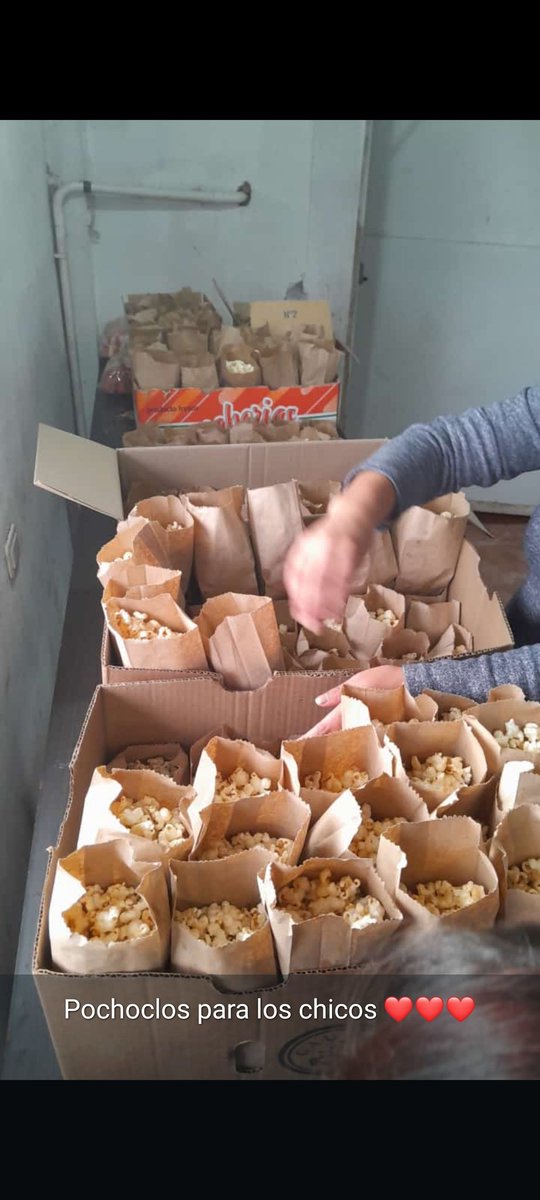 IgualarArg's tweet image. 🎬✨ ¡Tarde mágica en el merendero &quot;Los Gurices&quot; en #Moreno! Este sábado proyectamos una peli para chicos y chicas, con pochoclos, juegos y muchas sonrisas 💛🍿🎈
Cada infancia importa!

#Igualar #MDF #AltoGuiso #Solidaridad #CasaDino