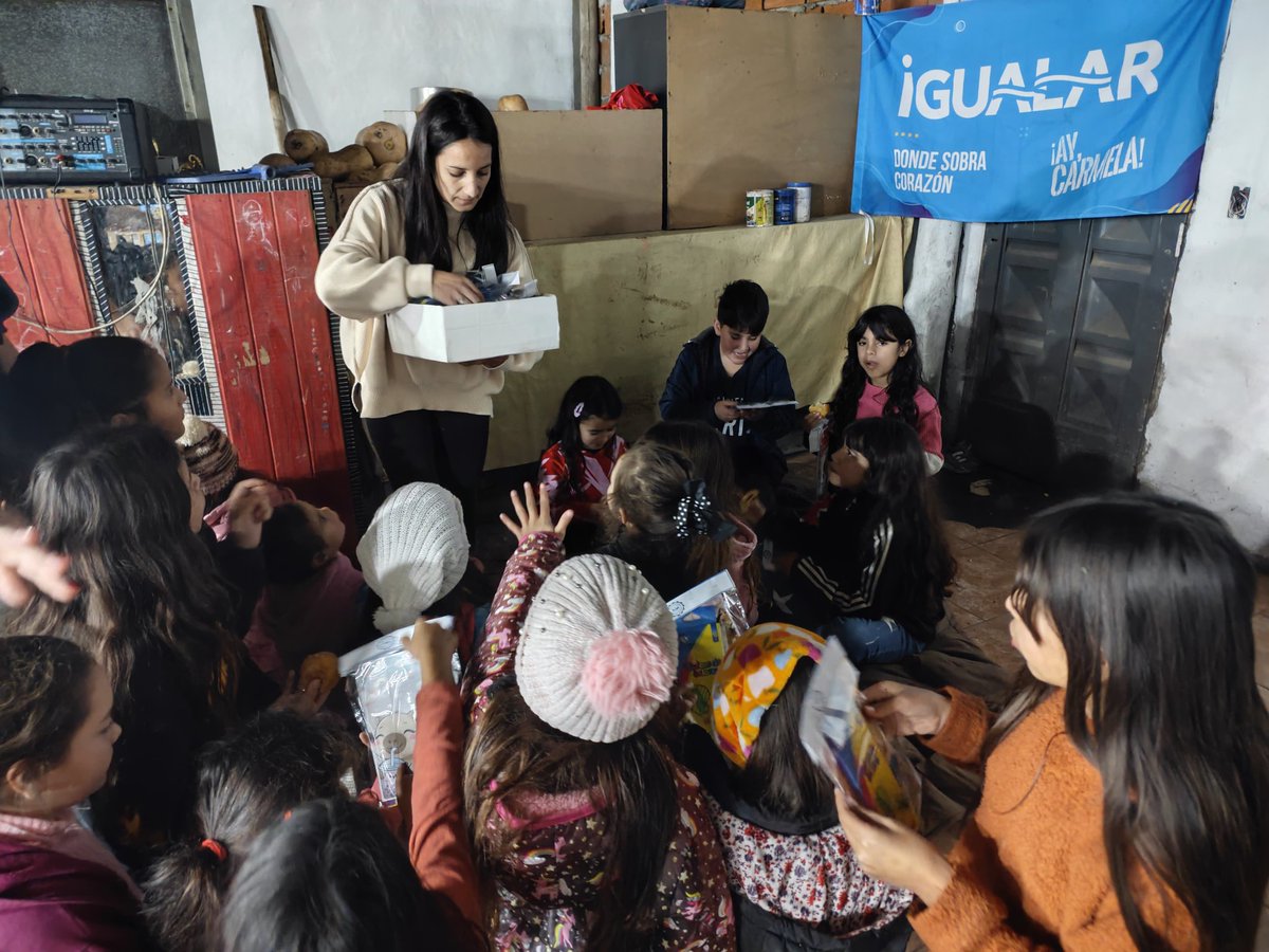 IgualarArg's tweet image. 🎬✨ ¡Tarde mágica en el merendero &quot;Los Gurices&quot; en #Moreno! Este sábado proyectamos una peli para chicos y chicas, con pochoclos, juegos y muchas sonrisas 💛🍿🎈
Cada infancia importa!

#Igualar #MDF #AltoGuiso #Solidaridad #CasaDino