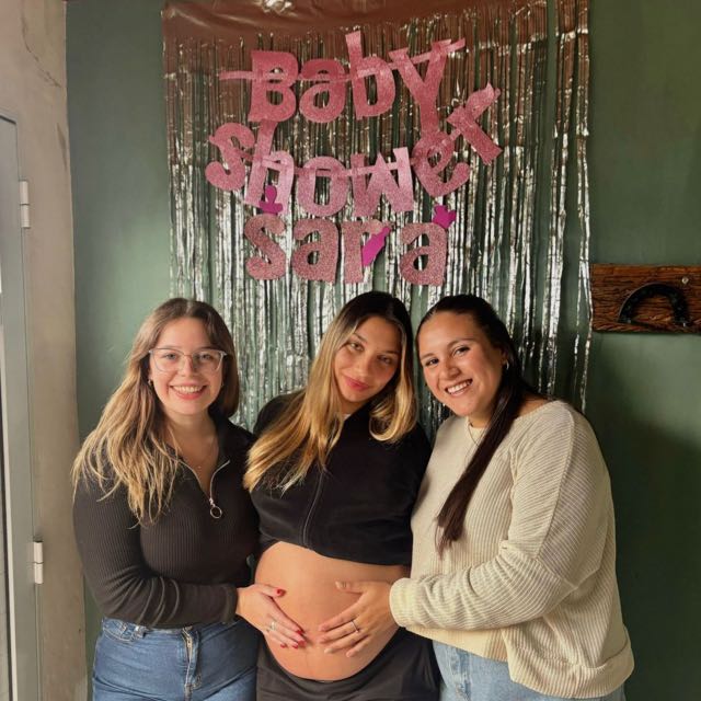 ccrvale's tweet photo. Mi amiga de toda la vida, la que estuvo conmigo en todo, la que nunca me dijo que no, ya esta a nada de ser mamá, y de una nena como siempee lo soño. Estoy muy feliz y emocionada, siempre para vos mi Vicky https://t.co/WO0FoeAko1