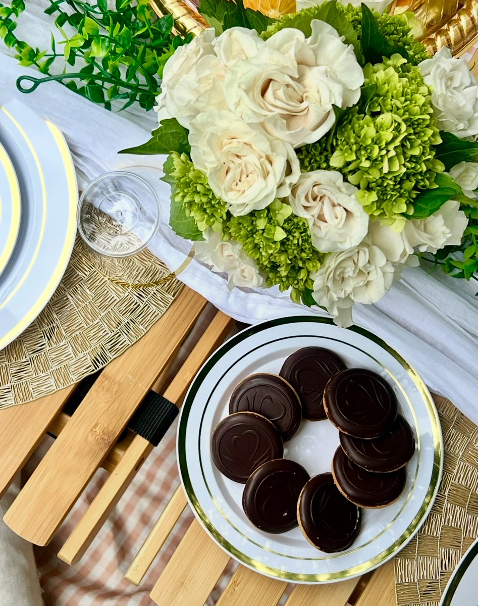 minney_cat's tweet image. making magic out of the ordinary is as simple as romanticizing a picnic in the park for friends
with a little intention, relationships which began digitally find a home irl and casual interactions can turn into moments of meaning