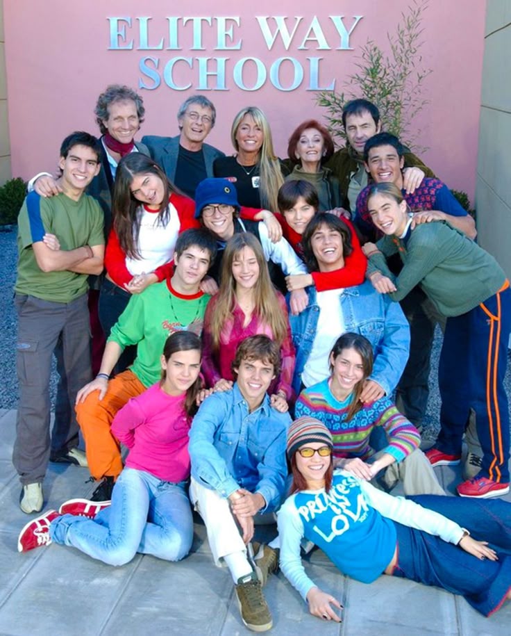🧵Rebelde way (2002-2004)
 Se convirtió en el segundo proyecto más exitoso de Cris morena y una de las más famosas dado al impacto cultural que tiene hasta la actualidad, fue distribuida a más de 35 países de américa latina, Europa y Asia y traducida a más de 10 idiomas