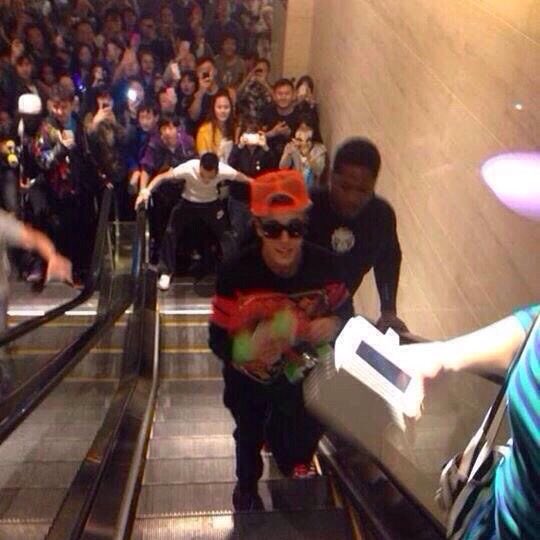 🚨AMAMOS! O cantor <a href="/thiagoveigh/">Thiago.</a> anunciou a setlist do seu novo álbum e tem uma faixa chamada "Belieber", o álbum será lançado essa semana.