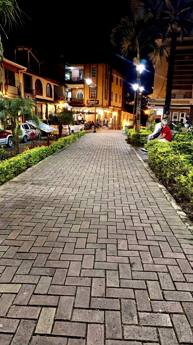 La plaza se convierte en el escenario perfecto, para desconectar y disfrutar de la magia de lo simple ✨

#Zaruma #PuebloMagico #VisitEcuador