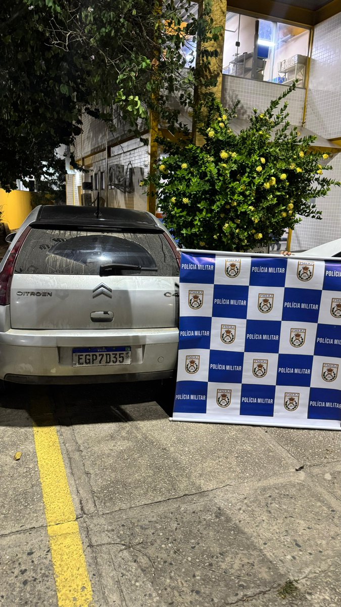 PMERJ's tweet photo. Após furar um bloqueio policial na RJ-106, no bairro Ubás, em Iguaba Grande, policiais do #CTRV realizaram um cerco tático e abordaram o veículo, que, após consulta, foi identificado como produto de roubo. Durante a revista, uma arma de fogo foi apreendida. O motorista foi preso. https://t.co/UMJMHelRQQ