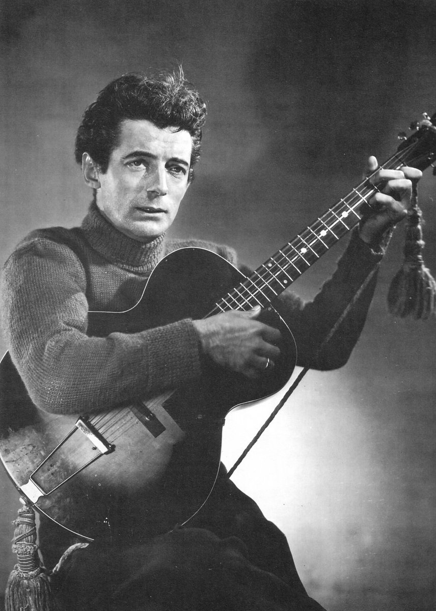 simontremblay81's tweet image. " Je n'ai pas vu toutes les merveilles du monde mais j'ai sûrement vu la plus belle et c'est mon pays. Où que je sois sur terre je l'emporte dans ma guitare. "
Félix Leclerc
